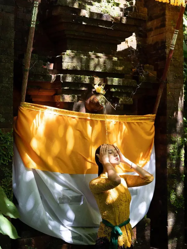 8 Gaya Anya Geraldine Berkebaya Kuning saat Jalani Ritual Melukat di Bali