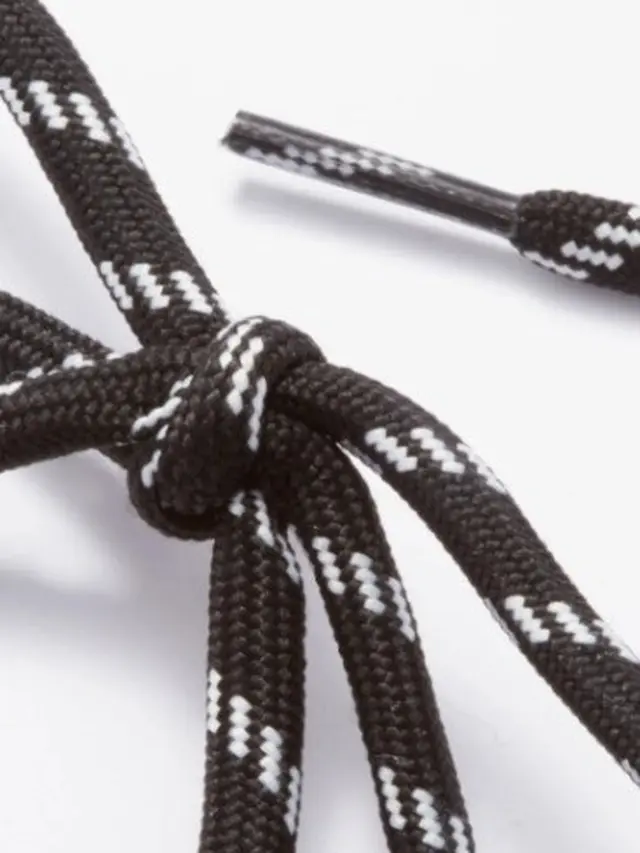 Balenciaga Jual Anting-Anting dari Tali Sepatu Seharga Rp3 Jutaan, Bikin Netizen Kesal