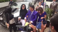 Penampilan Syahrini kembali jadi pembicaraan. Kali ini ia datang ke Bareskrim Polri dengan mobil mewah dan kacamata bertabur berlian.