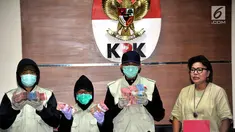  Wakil Ketua KPK Basaria Panjaitan (kanan) bersama Penyidik menunjukan barang bukti uang hasil OTT Walikota Cilegon, TB Iman Aryadi sebanyak Rp 1,15 Miliar, saat memberikan keterangan pers, di Gedung KPK, Jakarta, Sabtu (23/9). (Liputan6.com/Helmi Afandi)