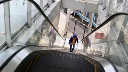Warga menaiki anak tangga eskalator yang tidak berfungsi di Terminal Manggarai, Jakarta, Jumat (23/3). Kerusakan tersebut menyebabkan aktivitas penumpang terganggu serta mengurangi kenyamanan. (Liputan6.com/Immanuel Antonius)
