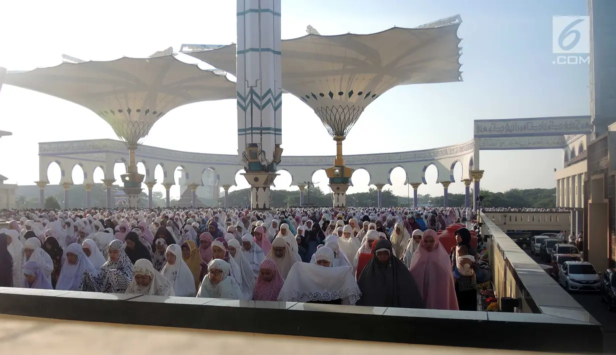 Umat muslim melaksanakan salat Idul Fitri di Masjid Agung Jawa Tengah, Semarang, Rabu (5/6/2019). Bertindak sebagai khatib dalam salat Idul Fitri di Masjid Agung Jawa Tengah adalah Menteri Riset Teknologi dan Pendidikan Tinggi Prof. H. Mohamad Nasir, Ak, Ph.D. (Liputan6.com/Gholib)