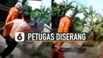 Salah seorang warga kemudian berteriak kesal pada petugas karena rumahnya hancur.