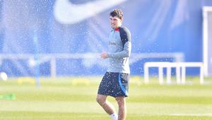 Bek Barcelona, Andreas Christensen menghadiri sesi latihan sesi latihan tim jelang bertanding melawan Manchester United di tempat latihan Joan Gamper di Sant Joan Despi, dekat Barcelona, pada 15 Februari 2023. Dua tim raksasa Eropa tersebut bisa saling bertemu karena mendapatkan hasil kurang memuaskan di fase grup. (AFP/Pau Barrena)