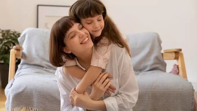 Ibu dan anak sedang berpelukan (Foto Dok: Freepik/freepik)