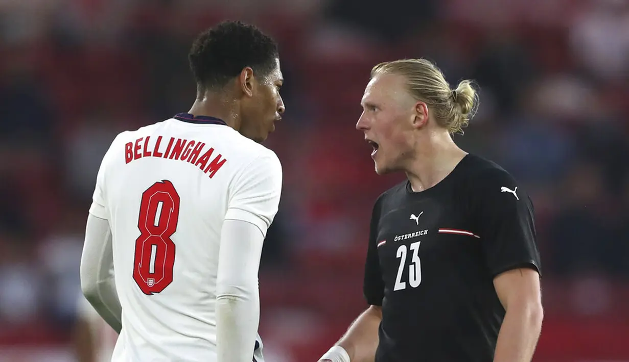 Pemain Inggris Jude Bellingham (kiri) saling bereaksi dengan pemain Austria Xaver Schlager pada pertandingan persahabatan di Stadion Riverside, Middlesbrough, Inggris, Rabu (2/6/2021). Inggris mengalahkan Austria dengan skor 1-0. (AP Photo/Scott Heppell, Pool)
