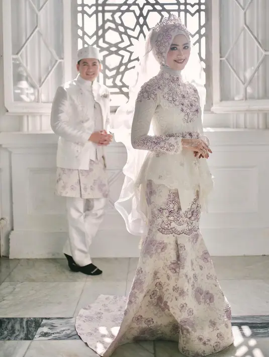 Istri Tommy Kurniawan mungkin belum banyak yang mengenal. Lantaran bukan dari kalangan selebriti. Lisya berprofesi sebagai pramugari. Lisya pernah masuk ajang Puteri Indonesia 2011 silam saat usianya 21 tahun. (Instagram/xhdrx)