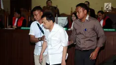 Tersangka korupsi proyek E-KTP Setya Novanto (tengah) saat mengikuti sidang perdana di Pengadilan Tipikor, Jakarta, Rabu (13/12). Sidang beragendakan pembacaan dakwaan dari Jaksa Penuntut Umum KPK. (Liputan6.com/Helmi Fithriansyah)