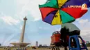 Pedagang minuman tampak tertidur di bawah naungan payung kios dagangan   lantaran tak adanya pengunjung yang datang (Liputan6.com/Faizal Fanani)