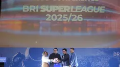 Direktur Surya Citra Media (SCM) Harsiwi Achmad, Ketua Persatuan Sepak Bola Seluruh Indonesia (PSSI) Erick Thohir, Direktur Utama Bank Rakyat Indonesia (BRI) Hery Gunardi dan Direktur Utama I.League Ferry Paulus (dari kiri ke kanan) saat peluncuran BRI Super League 2025/2026 di SCTV Tower, Jakarta, Minggu (3/8/2025). (Bola.com/M Ichsan)