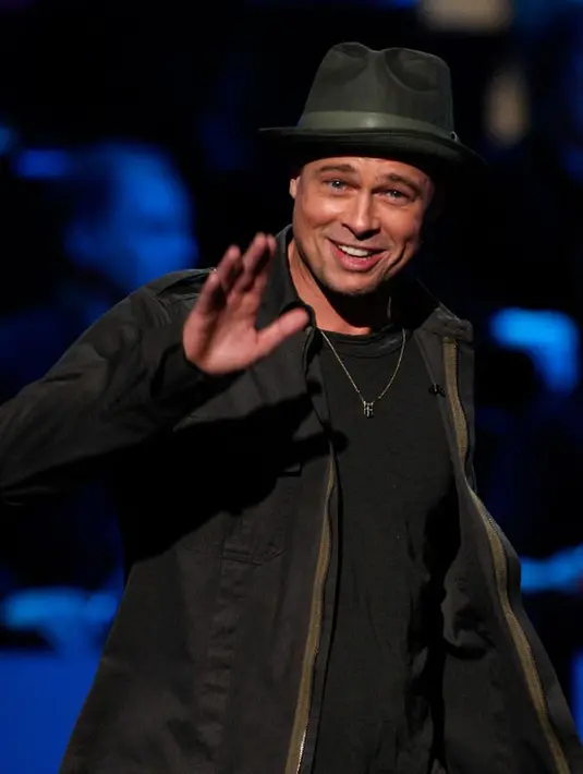 Sejak gugatan cerai itu diajukan Jolie, kondisi Pitt memang bisa dikabarkan memburuk. Pasalnya ia tak bisa bertemu dengan keenam anaknya. Namun kabarnya semua itu sudah berangsur membaik. (AFP/Kevin Winter)