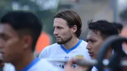 Marc Klok direkrut dari Persija Jakarta dengan durasi kontrak empat tahun. Pelatih Persib, Robert Alberts menyatakan bahwa dirinya dan Klok pernah satu tim ketika membela PSM Makassar. Mereka berdua telah antarkan skuat Eja raih runner up di Liga 1 musim 2017/2018. (Foto: Dokumentasi Persib)