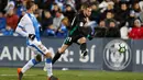 Pemain Real Madrid, Gareth Bale melakukan tendangan ke gawang Leganes pada partai tunda pekan ke-16 La Liga Spanyol di Estadio Municipal de Butarque, Rabu (21/2). Real Madrid bangkit dari ketinggalan untuk menang 3-1 di markas Leganes. (AP/Francisco Seco)