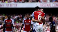 Gabriel Magalhaes mencetak gol ke gawang Lyon saat membela Arsenal pada laga uji coba di Stadion Emirates Stadium, Minggu (11/8/2024) malam WIB. (BENJAMIN CREMEL / AFP)