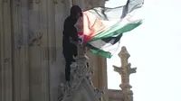 Pria dengan membawa bendera Palestina memanjat Big Ben di London, Inggris. (AP)