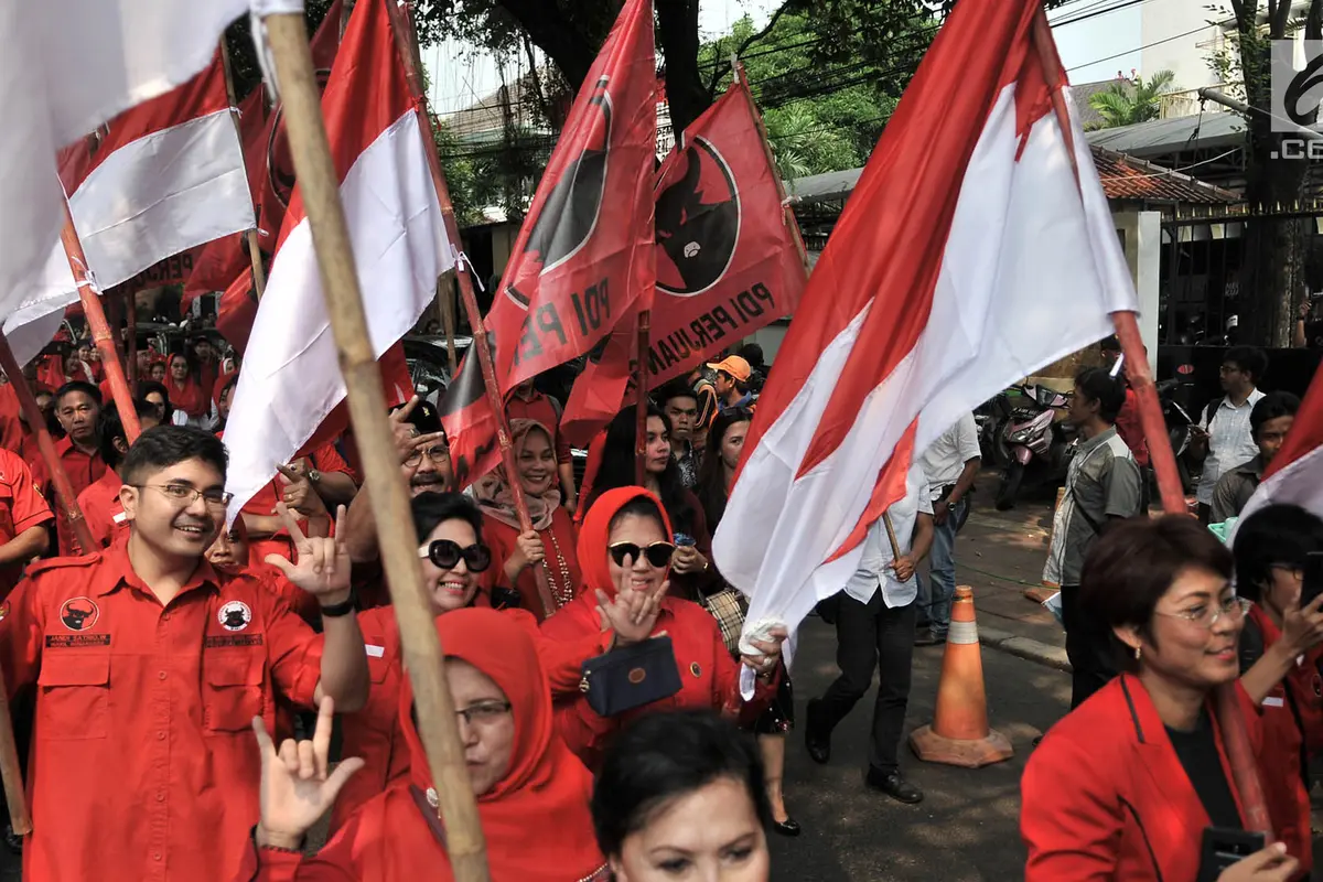 PDIP Bawa Wanita-Wanita Cantik Daftar Bakal Caleg ke KPU