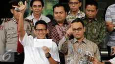 Pasangan Bakal Calon Gubernur dan Wakil Gubernur DKI, Anies Baswedan dan Sandiaga Uno usai mendatangi KPK, Jakarta, Kamis (29/9). Sandiaga menyerahkan dokumen LHKPN terkait pencalonannya di Pikada DKI Jakarta 2017. (Liputan6.com/Helmi Afandi)