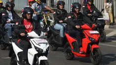 Menteri Perhubungan Budi Karya Sumadi (kiri) dan Menteri Koordinator Bidang Kemaritiman Luhut Binsar Pandjaitan melakukan konvoi kendaraan bermotor listrik (KBL) melintasi kawasan MH Thamrin menuju Bundaran HI, Jakarta, Sabtu (31/8/2019). (merdeka.com/Imam Buhori)