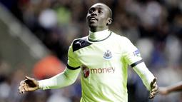 Papiss Cisse - Pemain yang pernah memperkuat Newcastle United ini pernah menjalani profesi sebagai supir ambulans. Kehidupan yang serba kekurangan memaksa Cisse yang saat itu berusia 15 tahun harus berhenti sekolah dan menjalani pekerjaan tersebut. (AFP/Graham stuart)