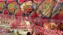 Pemain melakukan atraksi Liong pada Prosperous Spring dalam perayaan Tahun Baru Imlek 2568 di Senayan City, Jakarta Jakarta Sabtu (28/01). Liong sepanjang 18 meter menjadi pikat pegunjung. (Liputan6.com/Fery Pradolo)