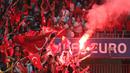2. Menyalakan suar atau flare menjadi hal memalukan yang paling sering terjadi pada Piala Eropa 2016. Meski sudah melalui penjagaan ketat namun para fans tetap dapat membawa suar ke dalam stadion. (AFP/Valery Hache)