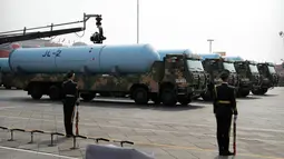 Kendaraan militer membawa rudal balistik JL-2 dalam parade HUT ke-70 RRC di Beijing, China, Selasa (1/10/2019). JL-2 adalah rudal balistik berbasis kapal selam bertenaga nuklir. (AP Photo/Mark Schiefelbein)