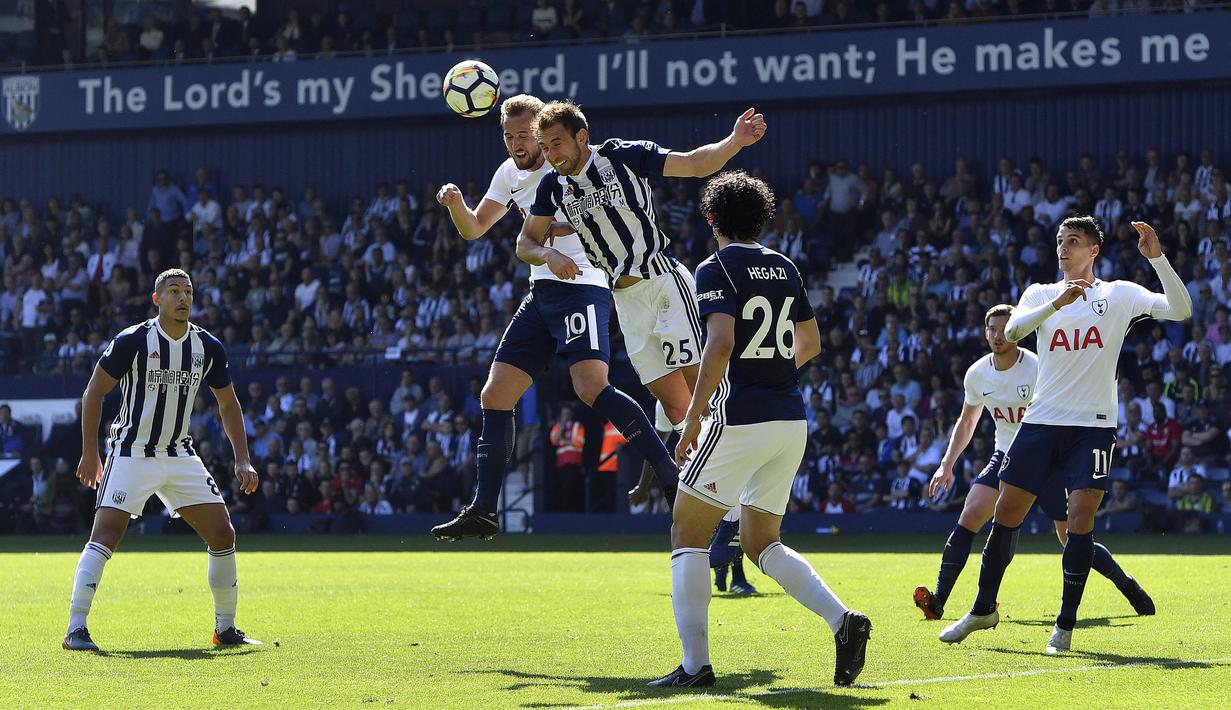Bek West Bromwich Albion, Craig Dawson, duel udara dengan striker Tottenham Hotspur, Harry Kane, pada laga Premier League di Stadion The Hawthorns, Sabtu (5/5/2018). West Bromwich Albion menang 1-0 atas Tottenham Hotspur. (AP/Anthony Devlin)