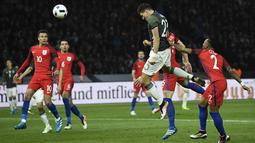 Proses gol striker Jerman, Mario Gomez, ke gawang Inggris pada laga persahabatan di Olympiastadion, Berlin, Sabtu (26/3/2016). Dua gol Jerman dicetak oleh Toni Kross dan Mario Gomez. (AFP/Odd Andersen) 