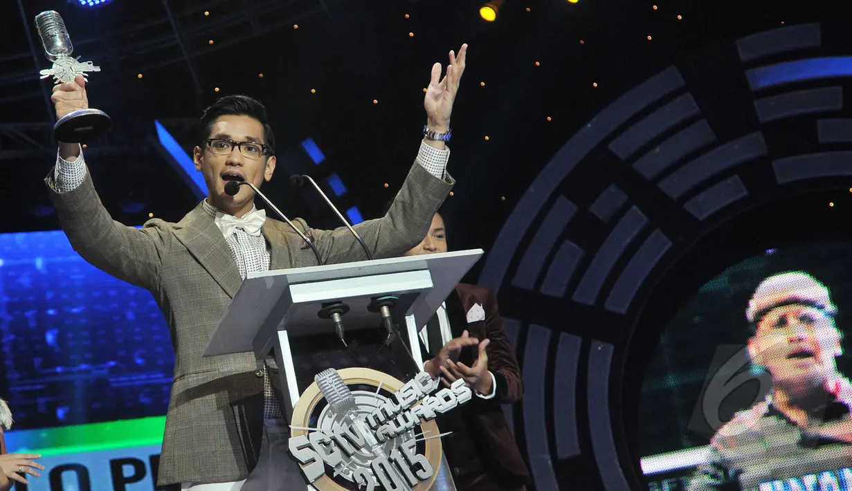 Afgan yang bernama lengkap Afgansyah Reza menyabet penghargaan sebagai Penyanyi Solo Paling Ngetop dalam ajang SCTV Music Awards 2015 di Studio 6 Emtek City, Jakarta, Rabu (6/5). (Liputan6.com/Herman Zakharia)