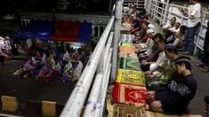 Sejumlah warga melaksanakan salat tarawih di atas JPO Musala Miftahul Jannah di Kawasan Pasar Gembrong, Jakarta, Kamis (17/5). Puluhan warga Pasar Gembrong antusias melaksanakan salat tarawih pada awal bulan suci Ramadan. (Liputan6.com/JohanTallo)