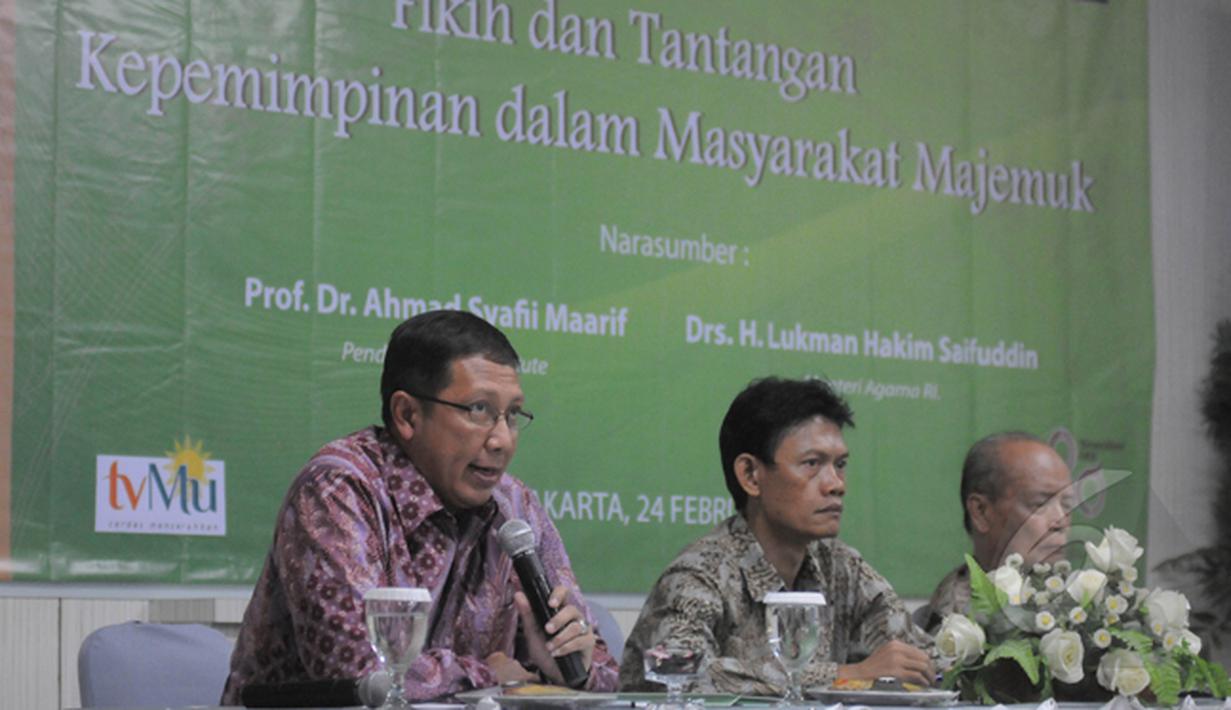 Menteri Agama RI Lukman Hakim Saifuddin (kiri) saat menjadi pembicara di seminar fikih kebhinnekaan dengan tema "Fikih dan Tantangan Kepimpinan dalam Masyarakat Majemuk" di Hotel Alia, Jakarta, Selasa (24/2/2015). (Liputan6.com/Herman Zakharia)