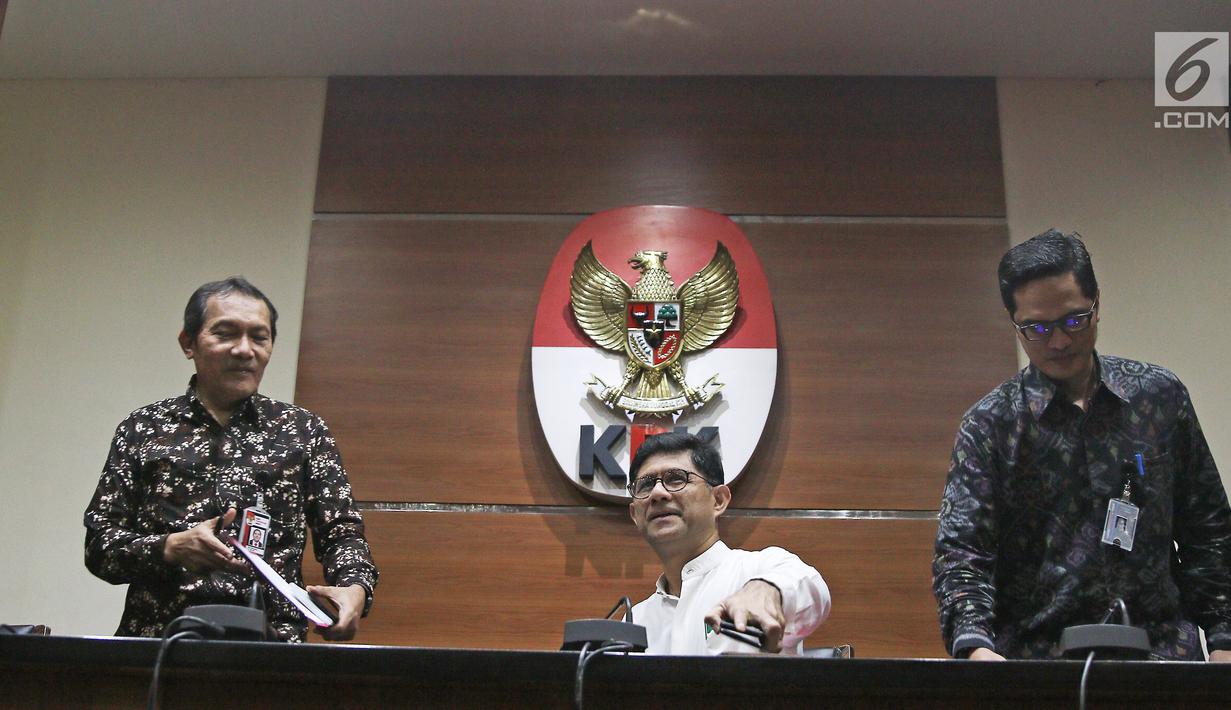 Wakil Ketua KPK Laode M. Syarif (tengah) bersama Saut Situmorang (kiri) dan Jubir KPK Febri Diansyah (kanan) saat jumpa pers di Jakarta, Jumat (16/3). KPK menetapkan cagub Maluku Utara Ahmad Hidayat Mus sebagai tersangka. (Liputan6.com/Herman Zakharia)