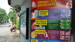 Warga berjemur untuk meningkatkan imunitas tubuh di pinggir jalan kompleks Perumahan Vila Cinere Mas, Depok, Kamis (8/7/2021). Saat ini lebih dari 50 warga Vila Cinere Mas terpapar Covid-19 dan menjalani isolasi mandiri di rumah masing-masing. (merdeka.com/Arie Basuki)