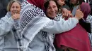 Para aktivis kemanusiaan Global Sumud Flotilla (GSF) saling menghibur saat tiba di Bandara Istanbul, Turki, Kamis 21 Mei 2026. (AP Photo/Emrah Gurel)