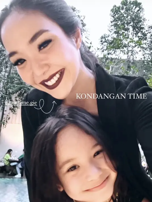 Ia pun mengikat rambutnya ke belakang dengan riasan mata yang on point. (@gisel_la)