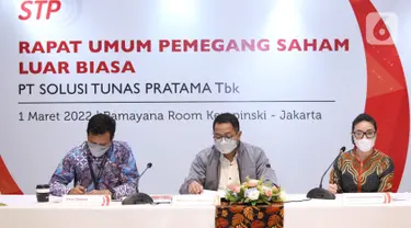 Direktur Utama PT Solusi Tunas Pratama Tbk (SUPR) Juliawati Gunawan Halim (kanan), Sekretaris Perusahaan Antonius Ardityo Budi Susetiatmo dan Perwakilan PT Profesional Telekomunikasi Indonesia Irfan Ghazali (kiri) saat acara Public Expose Insidentil di Jakarta, (01/03/2022) (Liputan6.com/HO/SUPR)