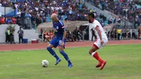 Pergerakan striker PSIS Semarang, Bruno Silva (kiri) yang dibayangi pemain Badak Lampung FC, Arthur Bonai dalam laga di Stadion Moch Soebroto, Magelang, Minggu (29/9/2019). (Bola.com/Vincentius Atmaja)