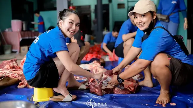 FOTO: Momen Bahagia Ayu Ting Ting Ikut Potong Daging Hewan Kurban Idul Adha