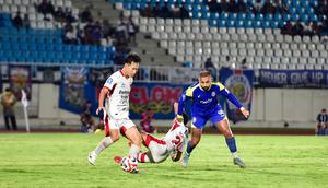 Penyerang Arem FC, Dalberto, berjibaku melawan bek Bali United, Ricky Fajrin (bawah) di Stadion Kanjuruhan, Kabupaten Malang, pada laga BRI Super League 2025/2026, Jumat (6/3/2026). (Bola.com/Iwan Setiawan)