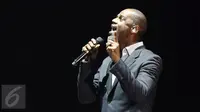 Penyanyi asal Amerika Serikat, Brian McKnight menyanyikan lagu andalannya pada konser The 90's Soul Ace di kawasan Kasablanka, Jakarta, Kamis (8/12). Brian mengajak penonton bernostalgia dengan sejumlah hits miliknya. (Liputan6.com/Herman Zakharia)