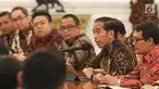 Presiden Joko Widodo berbincang dengan asosiasi pengusaha mikro, kecil dan menengah di Istana Merdeka, Jakarta, Selasa (18/6/2019). Jokowi mengatakan, pelaku UMKM di Indonesia memiliki kesempatan yang masih sangat longgar untuk mengembangkan usaha. (Liputan6.com/Angga Yuniar)