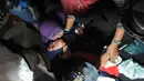 Tidak kuasa menahan tangis, pelaku pembunuhan Ade Sara, Assyifa Ramadhani, pingsan usai mendengar vonis hakim di PN Jakarta Pusat, Selasa (9/12/2014). (Liputan6.com/Herman Zakharia)