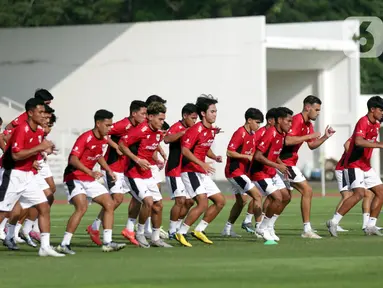 Tim Nasional (Timnas) Indonesia U-23 menggelar sesi latihan terbuka di Stadion Madya, Kompleks Gelora Bung Karno, Senayan, Jakarta, pada Senin (23/6/2025) petang. (Liputan6.com/Helmi Fithriansyah)