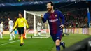 Pemain Barcelona, Lionel Messi merayakan golnya ke gawang Chelsea pada leg kedua babak 16 besar Liga Champions 2017-2018 di Stadion Camp Nou, Rabu (14/3). Messi mencetak dua gol dan satu assist pada laga itu kepada Ousmane Dembele. (AP/Manu Fernandez)