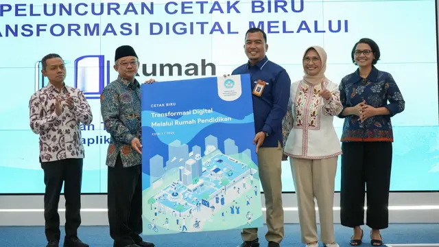 Menteri Dikdasmen Prof Abdul Mu'ti (kedua kiri), Sekjen Kemendikdasmen Suharti (kanan), dan Kapusdatin Kemendikdasmen Yudhistira Nugraha (ketiga kanan) dalam peluncuran Rumah Pendidikan, 21 Januari 2025. Credit: Kemendikdasmen