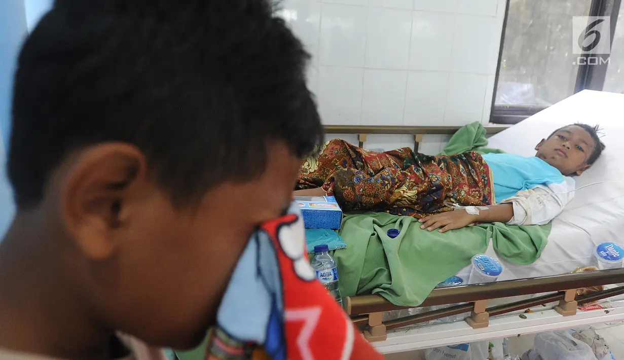 Salah satu anak yang menjadi korban tsunami Tanjung Lesung menjalani perawatan di Puskesmas  Panimbang, Pandeglang, Minggu (23/12). Tsunami menerjang pantai di Selat Sunda, khususnya di Pandenglang, Lampung Selatan, dan Serang. (Merdeka.com/Arie Basuki)