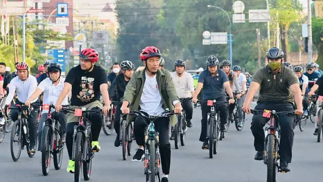 Presiden Joko Widodo atau Jokowi meninjau penataan Kota Medan, Sumatera Utara, pada Minggu (12/2/2023).