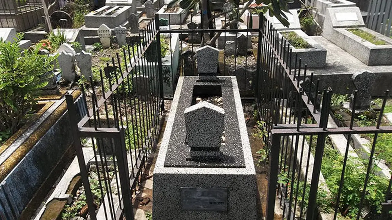 Makam yang diduga menjadi tempat peristirahatan terakhir diktator Nazi Hitler di Surabaya, Jawa Timur