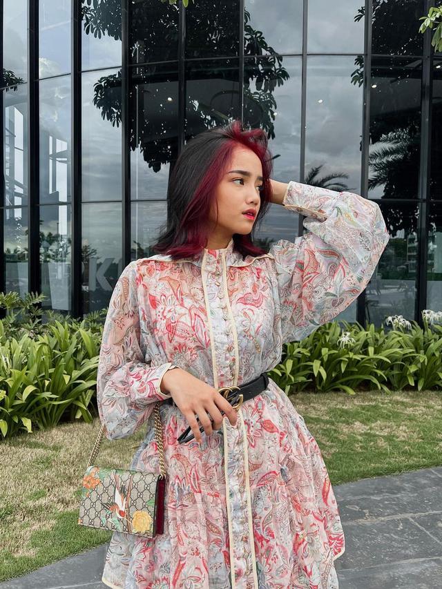 Fuji Tampil Stylish dengan Warna Rambut Baru