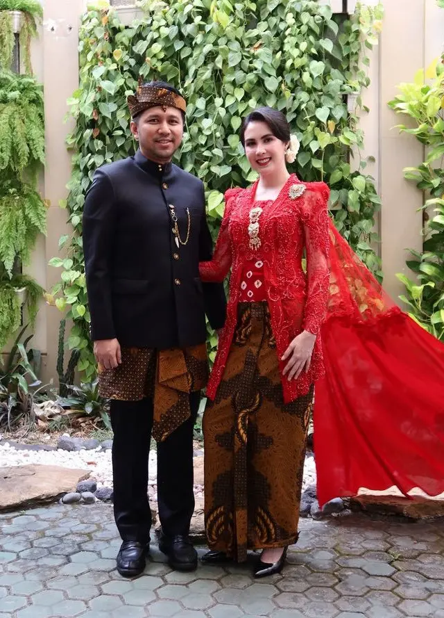 Sama-sama jadi istri pejabat, ini 6 beda gaya Arumi Bachsin dan Chacha Frederica kenakan kebaya